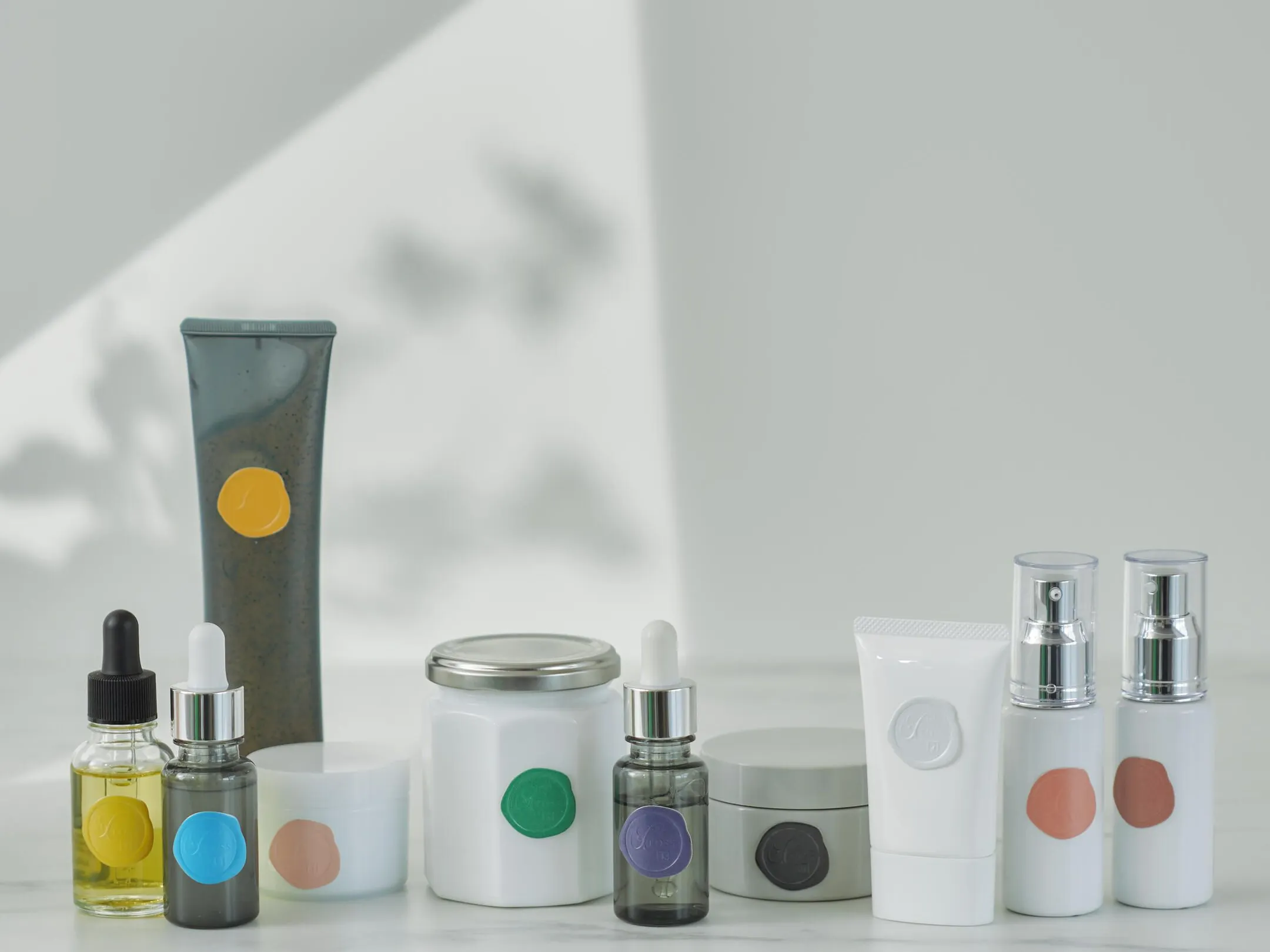 ブランドコスメ まとめ売り サイバーエージェント、I-ne社と共同開発 藤田ニコルさんプロデュース