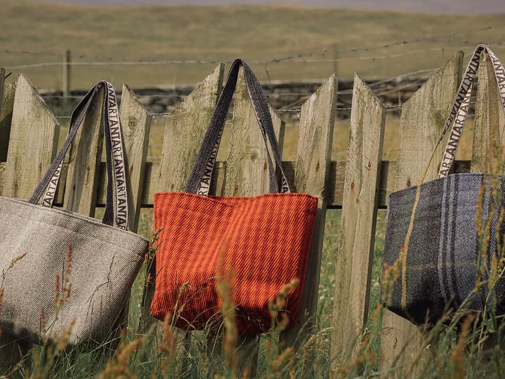 スコットランドのANTA（アンタ）のお皿 タータンチェックが可愛い中