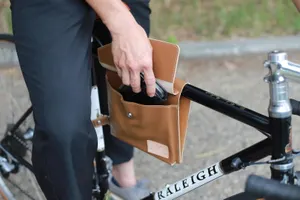 防水レザーポーチ「charlie」 ブラウン - 仕入れ、卸ならグッズ