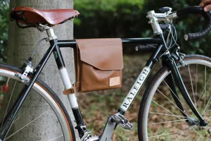 防水レザーポーチ「charlie」 ブラウン - 仕入れ、卸ならグッズ