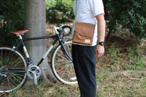 防水レザーポーチ「charlie」 ブラウン - 仕入れ、卸ならグッズ