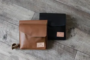 防水レザーポーチ　「charlie」 ブラウン 防水レザーポーチ「charlie」 ブラウン - 仕入れ、卸ならグッズ