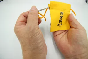 キーホルダー】克灰袋 巾着 - 仕入れ、卸ならグッズ