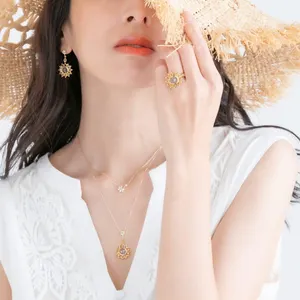ひまわり揺れるK18シトリンピアス｜甲州貴石切子スモーキー