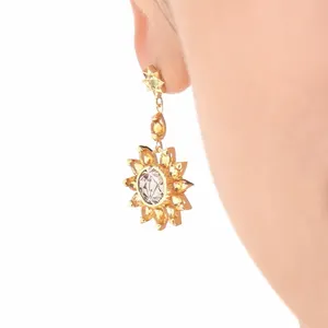 K18 スモーキークオーツの花が耳元でくるくると動きます！ K18 スモーキークオーツの花が耳元でくるくると動きます！
