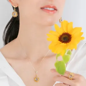 K18 スモーキークオーツの花が耳元でくるくると動きます！ ひまわり揺れるK18シトリンピアス｜甲州貴石切子スモーキー