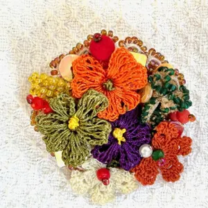 oya刺繍ブローチ 落ち着いたシックな色合いのブーケはいかが？ 1点もの 