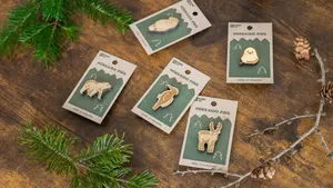 HOKKAIDO PINS】北海道の木製ピンバッジ シマエナガ 木製ピンバッジ
