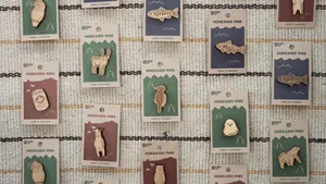 HOKKAIDO PINS】北海道の木製ピンバッジ シマエナガ 木製ピンバッジ